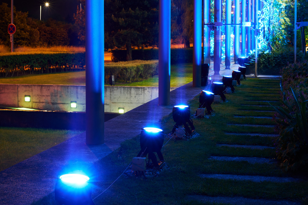 Ánh sáng kiến ​​trúc dành - Đèn chiếu sáng Cameo ZENIT P130 PAR chiếu sáng các mặt tiền ở “Công viên” của Prague